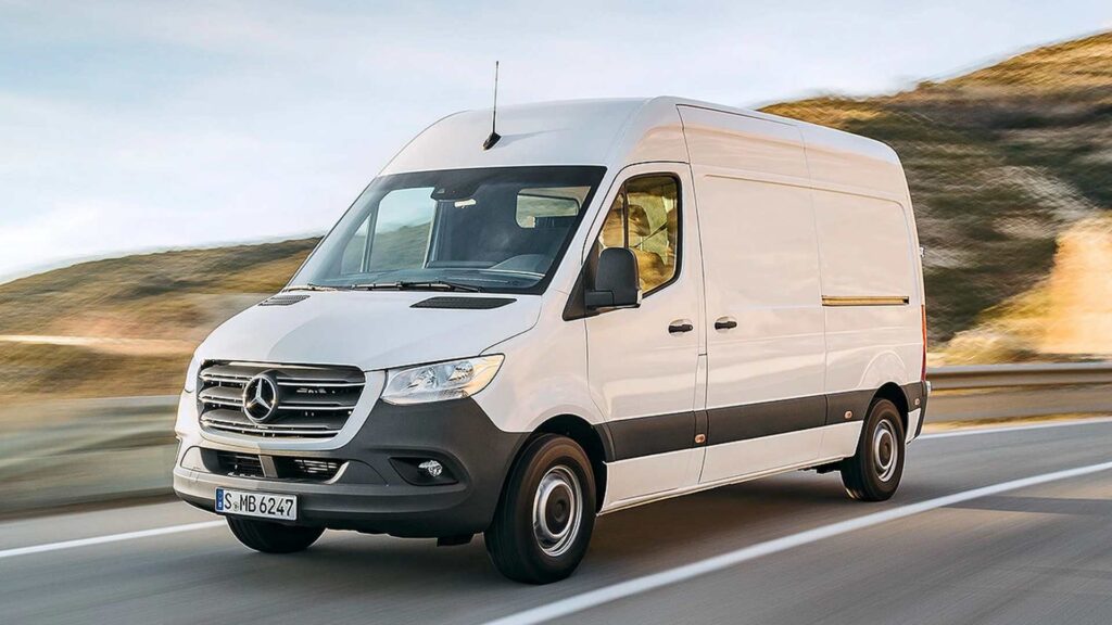 Comparativa de furgonetas para alquilar en Orbirent: Mercedes Sprinter, Vito y Citan. Encuentra el modelo ideal para cada tipo de carga y destino.