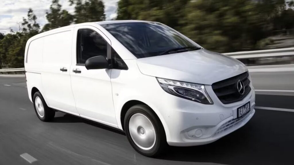 Comparativa de furgonetas para alquilar en Orbirent: Mercedes Sprinter, Vito y Citan. Encuentra el modelo ideal para cada tipo de carga y destino.